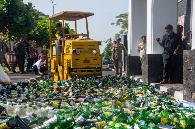 Pemkot Tasikmalaya musnahkan ribuan botol minuman keras