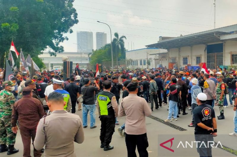 Ratusan warga Bekasi unjuk rasa terhadap perusahaan otomotif Toyota