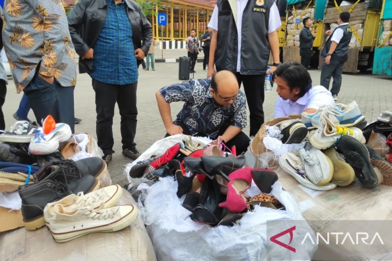 FOTO - Kementerian Perdagangan RI musnahkan barang bekas impor