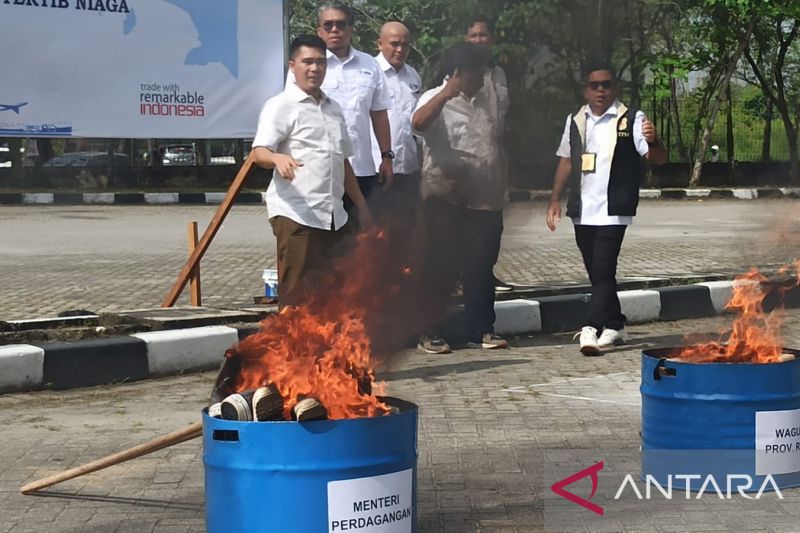 FOTO - Kementerian Perdagangan RI musnahkan barang bekas impor