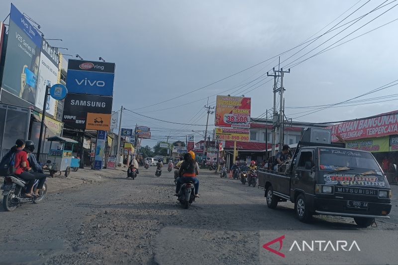 Pemkot Cirebon terus perbaiki jalan rusak akibat hujan