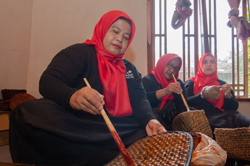 Kerajinan Berbahan Eceng Gondok