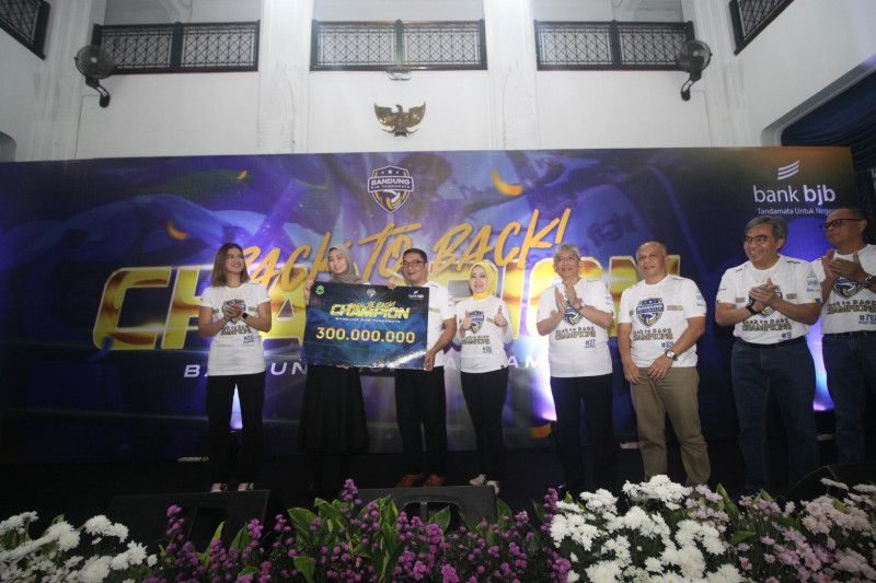 Juara Proliga 2023 Tim voli putri Bandung bjb Tandamata terima 