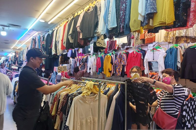 Telaah - Di balik pelarangan thrifting pakaian bekas impor