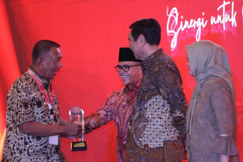 Bupati Pessel Rusma Yul Anwar Terima Penghargaan Digital Governement Award