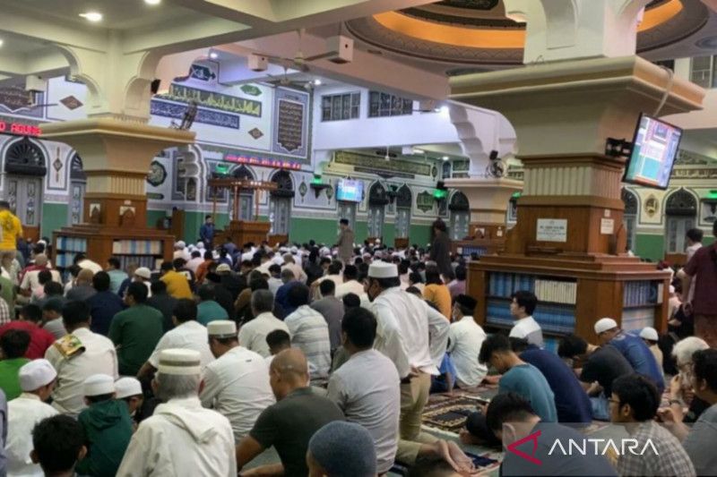 Warga antusias ikuti shalat tarawih pertama di Masjid Agung Al Azhar