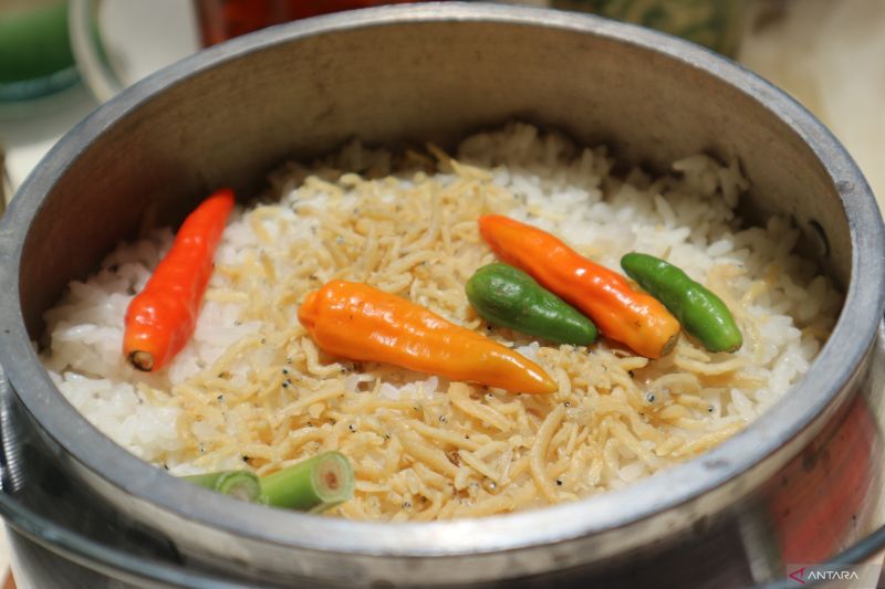 Resep nasi liwet nikmat dimasak dengan rice cooker, cocok untuk sahur