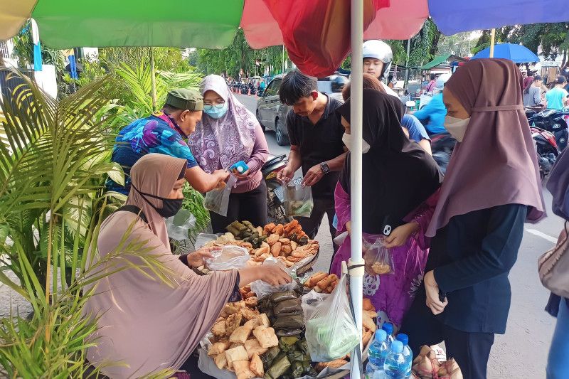 Omzet pedagang takjil di Alun-alun Kota Bekasi capai Rp20 juta sebulan