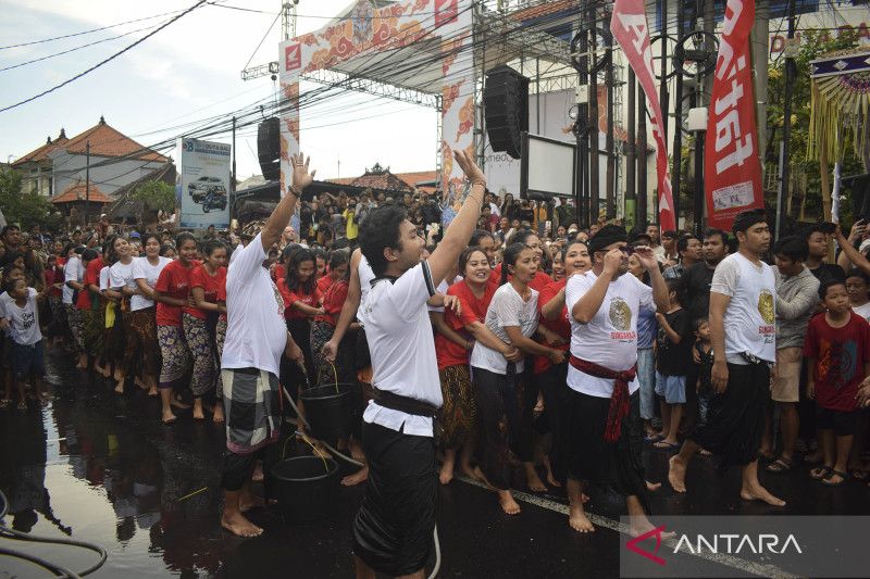 Banjar Kaja Sesetan Denpasar kembali gelar tradisi leluhur Omed-omedan
