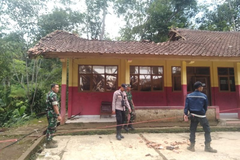 2 sekolah di Garut ambruk atapnya akibat hujan deras segera diperbaiki