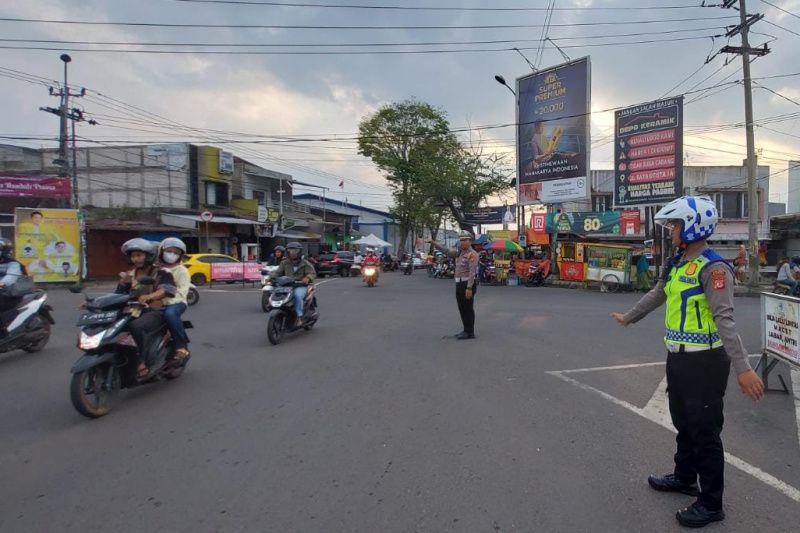 Polisi siaga pengamanan ngabuburit di jalanan Garut