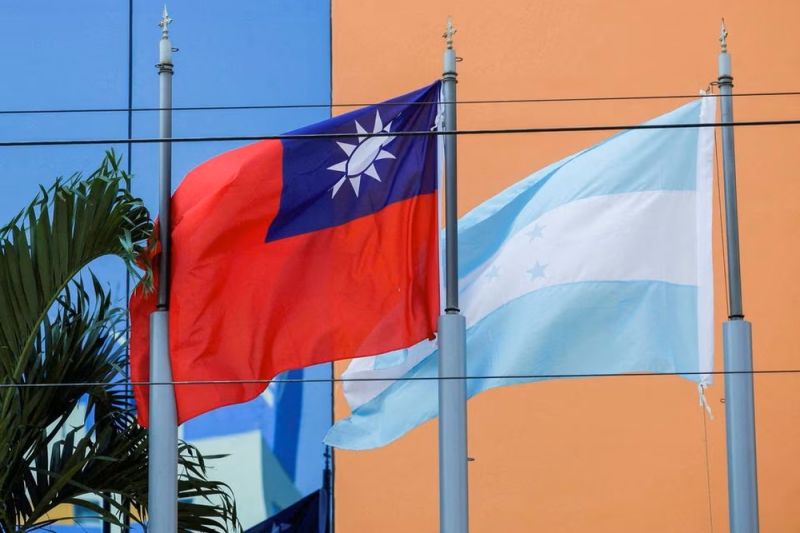 Taiwan batalkan 60 penerbangan akibat Topan Yangliu
