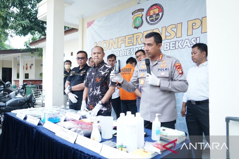 Polres Bekasi ringkus pengedar tembakau sintetis