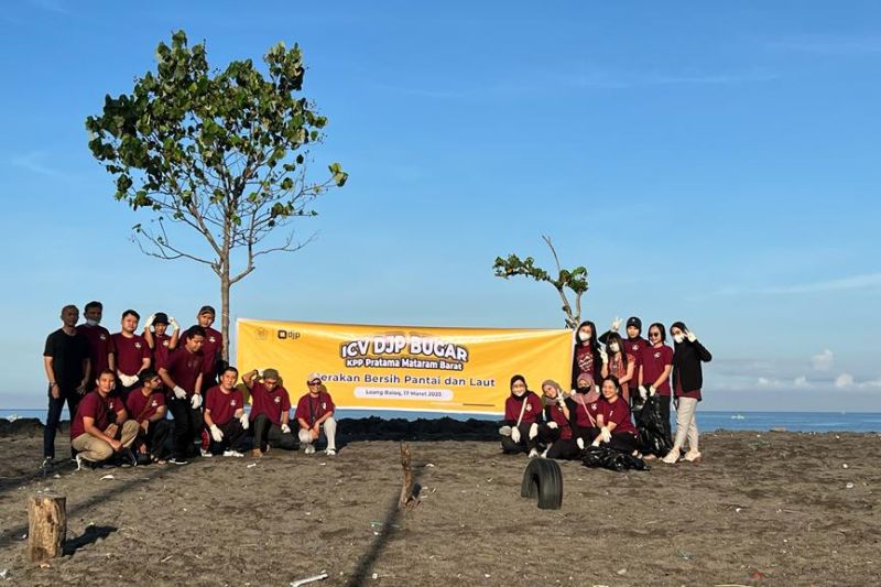 KPP Pratama Mataram Barat peduli kebersihan pantai dan perairan laut