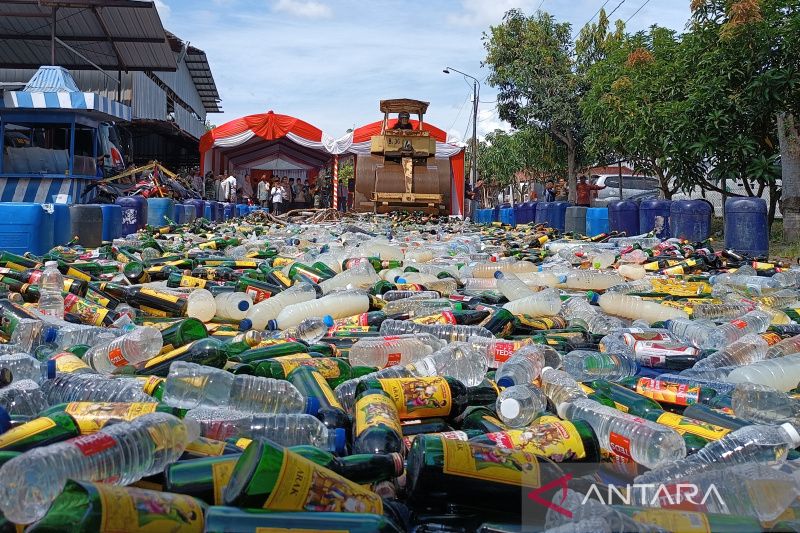 Polres Indramayu musnahkan 17.120 botol minuman keras dan 35 knalpot bising