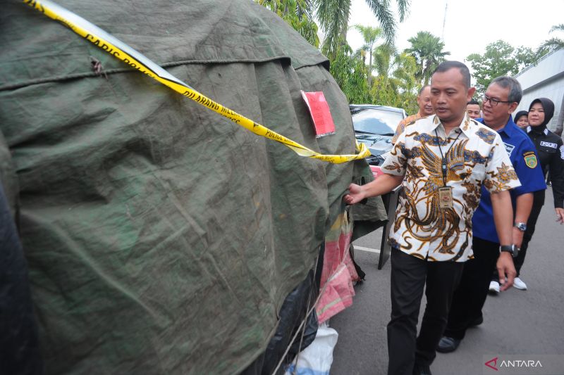 Polda Sumsel Gelar Ungkap Kasus Impor Baju Bekas 