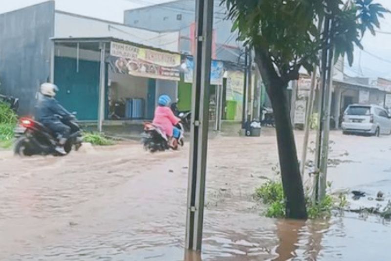 Sejumlah titik jalan raya di Karawang terendam banjir akibat hujan deras Sabtu sore