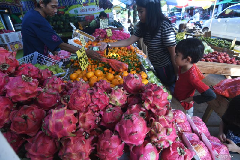 PERMINTAAN BUAH LOKAL DAN IMPOR SAAT RAMADHAN