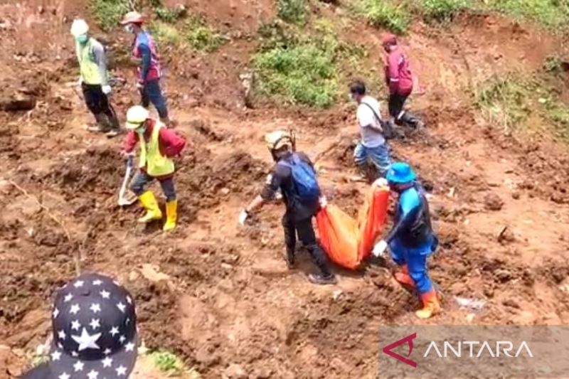 Petugas kembali temukan kerangka manusia di lokasi longsor Sate Sinta Cianjur