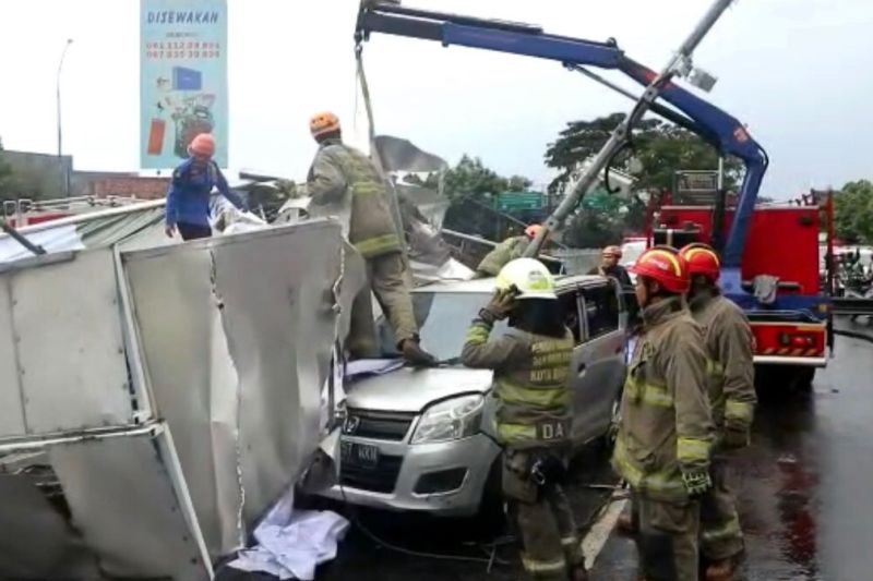 Kota Bandung sisir izin reklame pasca kejadian reklame roboh di Jalan Soekarno-Hatta