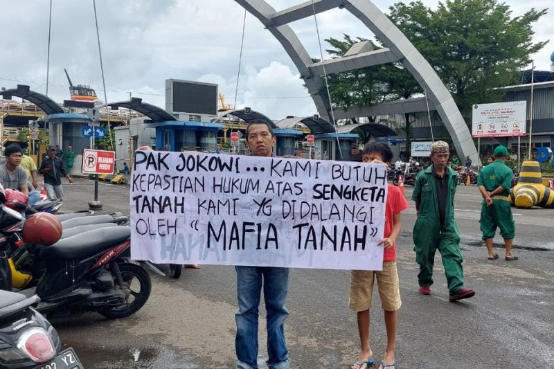 Anak tuna netra dan ayahnya minta perlindungan Presiden Jokowi dari mafia tanah