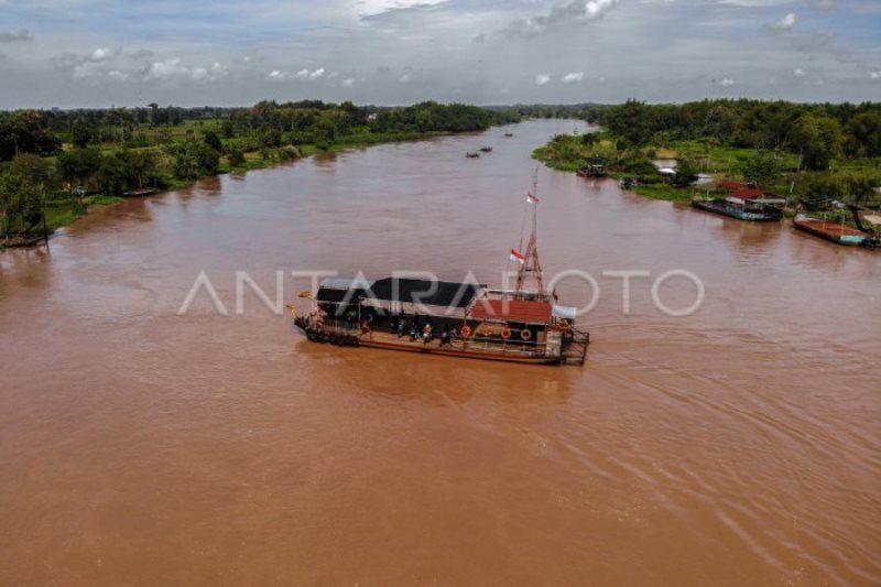 Perahu Penyeberangan Sungai Brantas Di Nganjuk