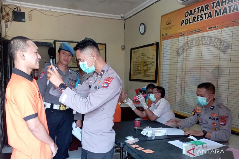 Tim forensik membantu Polresta Mataram rekam gigi dan mulut tahanan