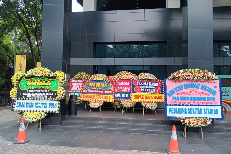 Sejumlah karangan bunga hiasi kantor PSSI di Jakarta