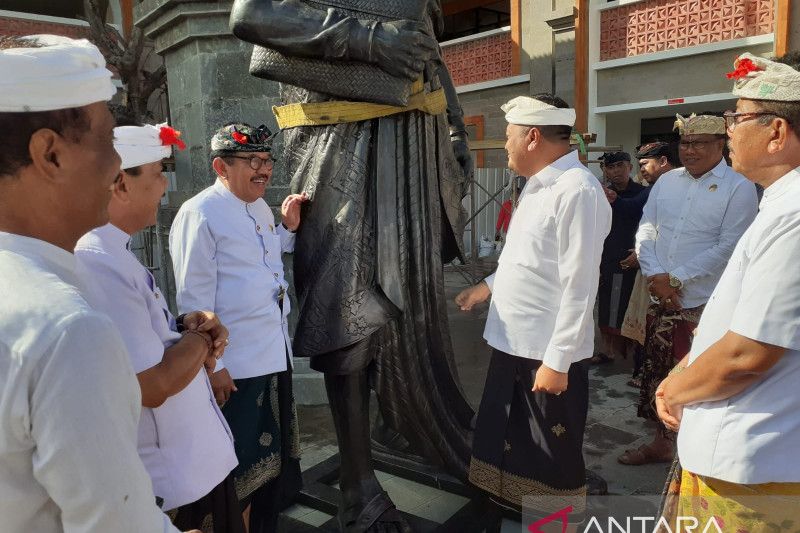 Patung Tjokorda Gde Agung Sukawati berdiri di Pasar Ubud