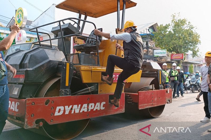 Gubernur Jawa Barat pastikan perbaikan jalan provinsi berlanjut