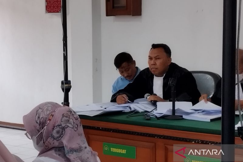 Mantan Kadisnaker akui jual aset untuk setor Rp300 juta ke mantan Bupati Cirebon