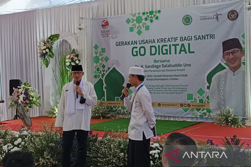 Kemenparekraf perkuat ekonomi santri di Cirebon dengan latih go digital