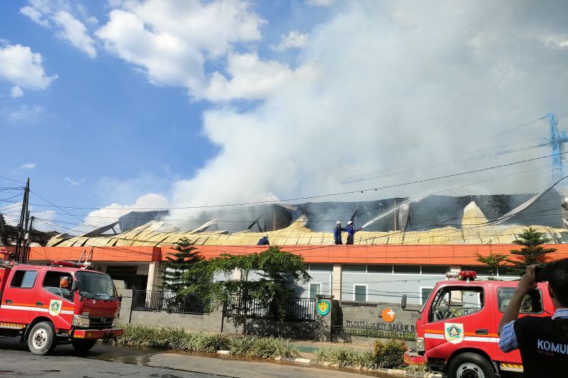Petugas gabungan tangani kebakaran gedung instalasi farmasi RS Salak Bogor