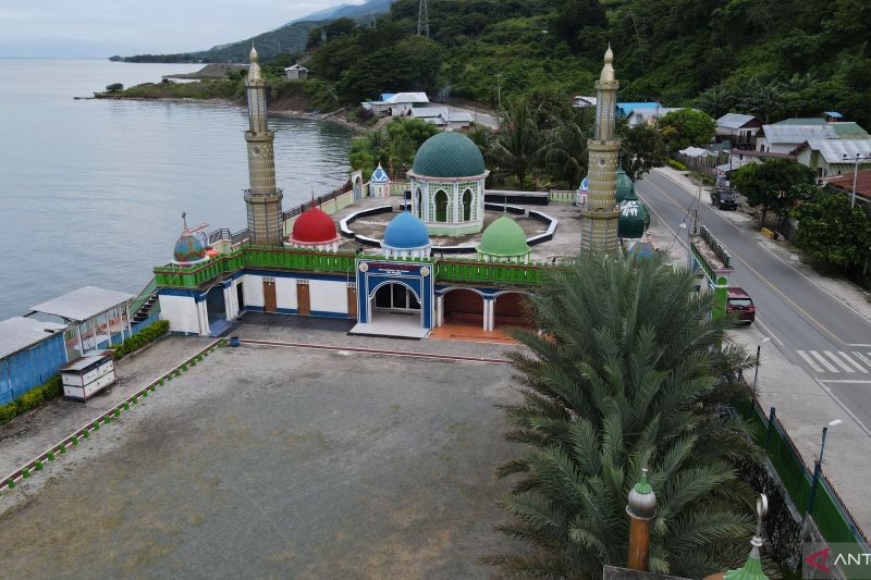 MASJID UNIK TEPI PANTAI DONGGALA