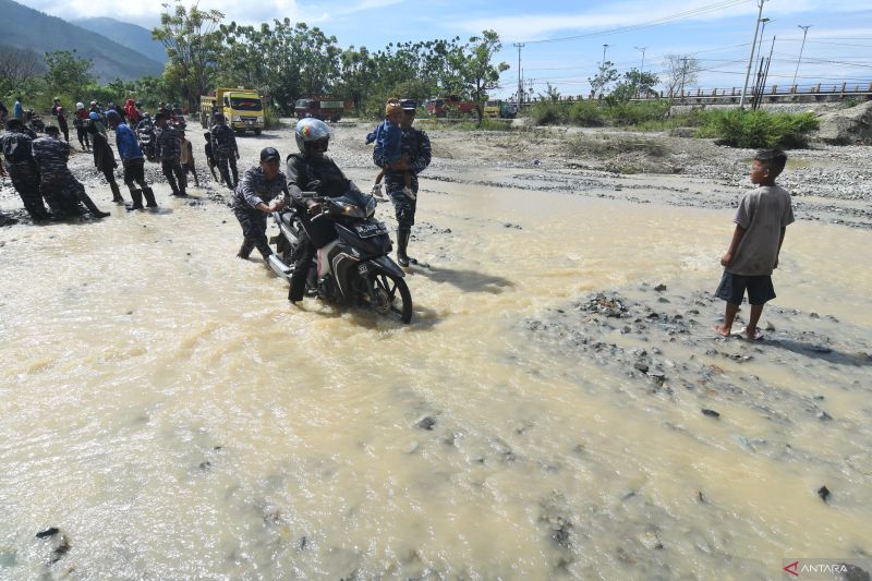 TNI BANTU MASYARAKAT DAN PEMUDIK LINTASI SUNGAI