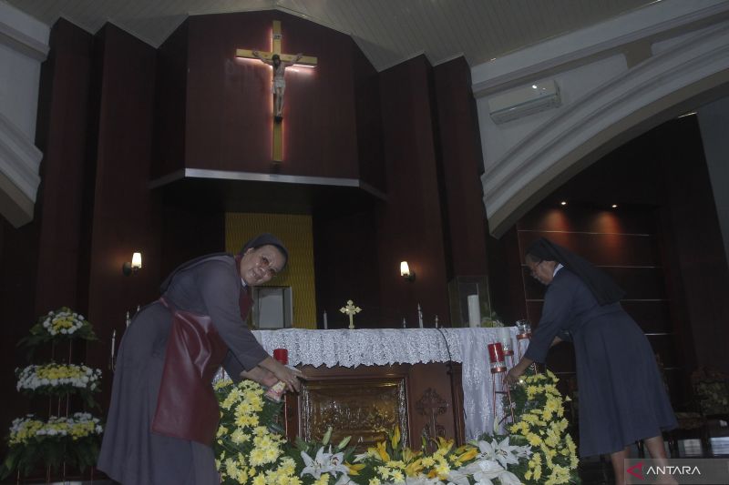 PERSIAPAN MENYAMBUT MISA MALAM PASKAH DI KUPANG