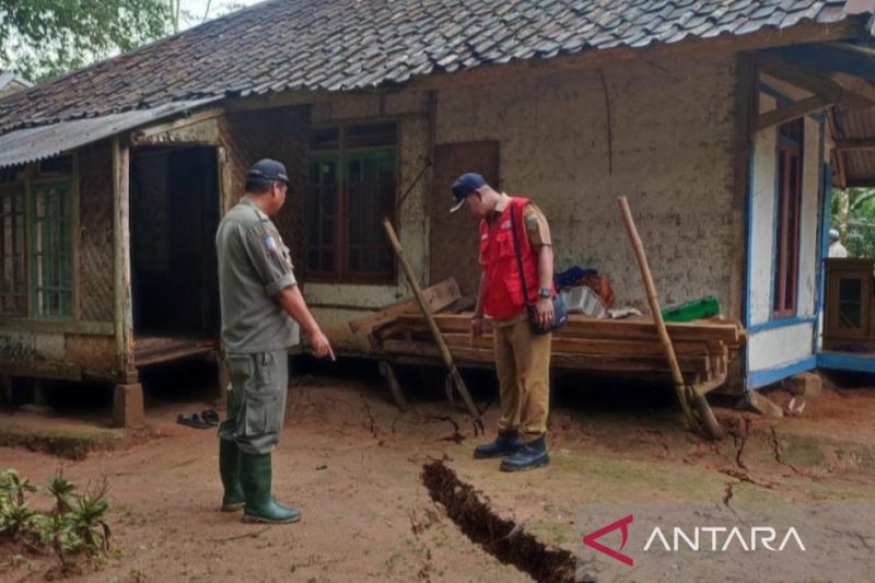 5 rumah di Sukanagara Cianjur terancam pergerakan tanah