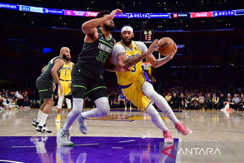 Schroder-LeBron bawa Lakers melaju ke babak play off