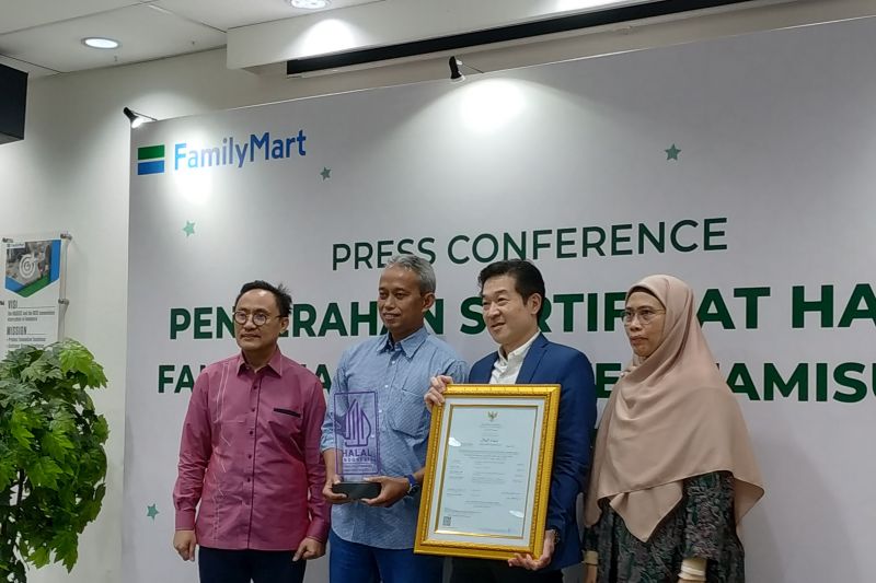 Gerai Family Mart kantongi sertifikat halal