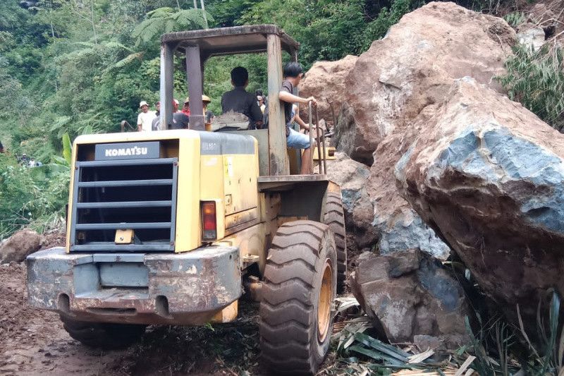 Bagian jalan di jalur Bandung-Garut masih tertutup material longsoran