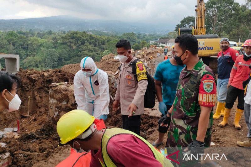 Petugas kembali temukan jenazah korban gempa di lokasi Sate Sinta-Cijedil