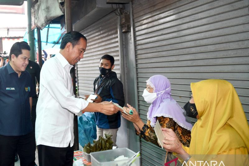 Presiden bagikan bantuan bagi pedagang pasar di Depok