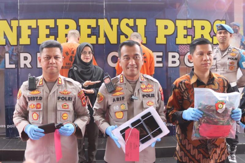 Polresta Cirebon tangkap TNI gadungan gasak 2 telepon genggam