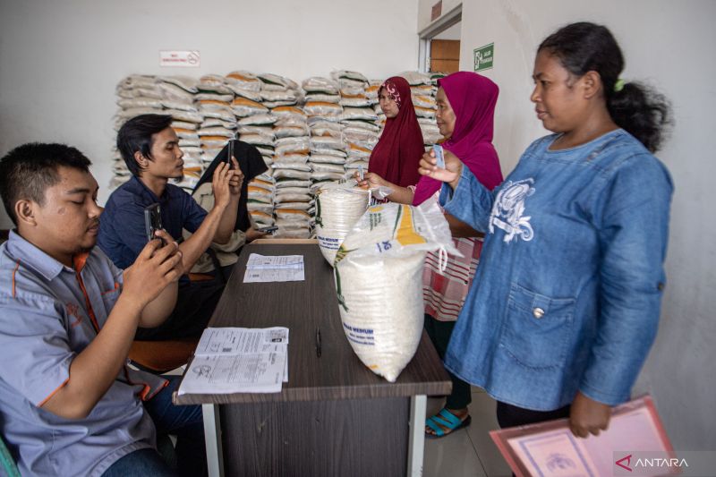 Penyaluran Cadangan Beras Pemerintah di Palembang