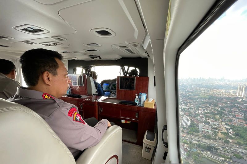 Kapolri pantau arus mudik Lebaran di Cirebon dan Bandung gunakan helikopter
