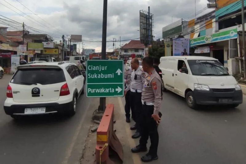 Bandung Barat pasang rambu portabel dan CCTV di jalur mudik