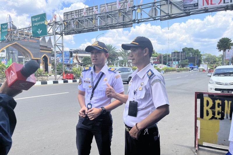 Situasi di Simpang Gadog mulai ramai, didominasi kendaraan pribadi