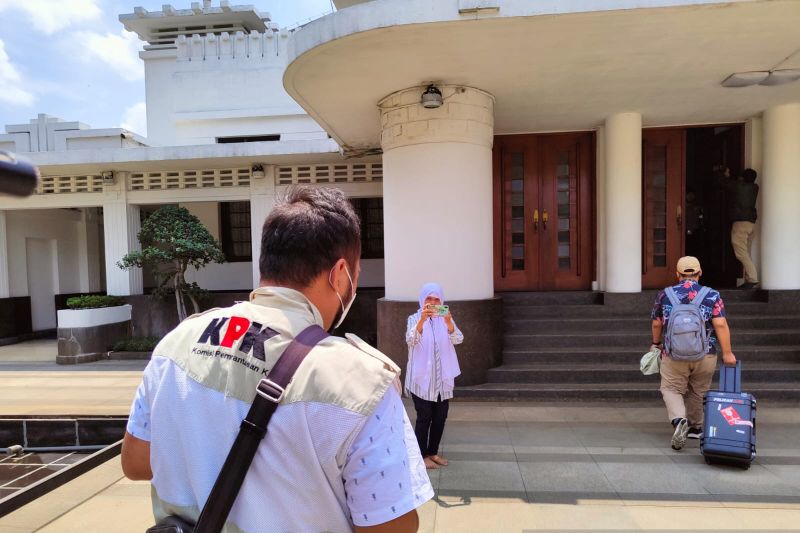 Penyidik KPK geledah Balai Kota Bandung