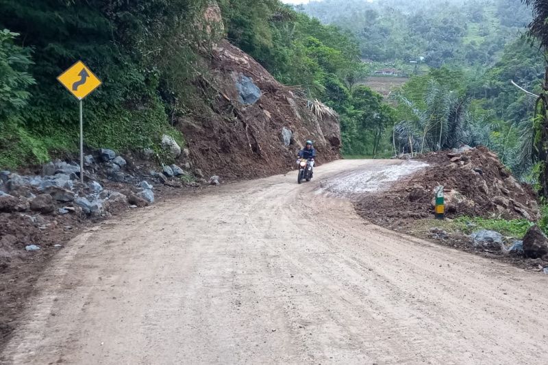 Jalur Talegong Garut tertutup longsoran batu kembali normal dilewati kendaraan