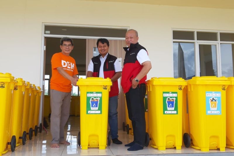 MUJ sumbang 150 tempat sampah untuk Masjid Raya Al Jabbar Bandung